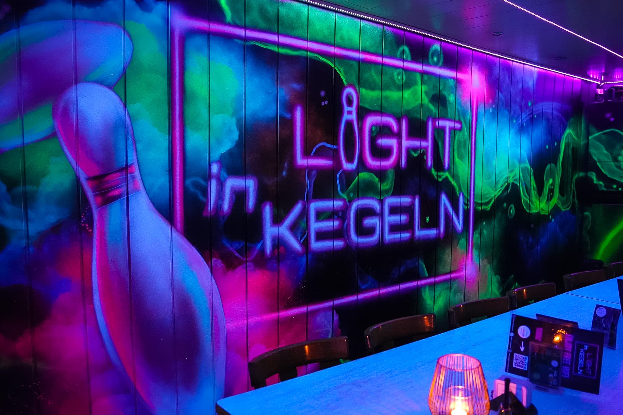 Schwarzlicht-Lounge